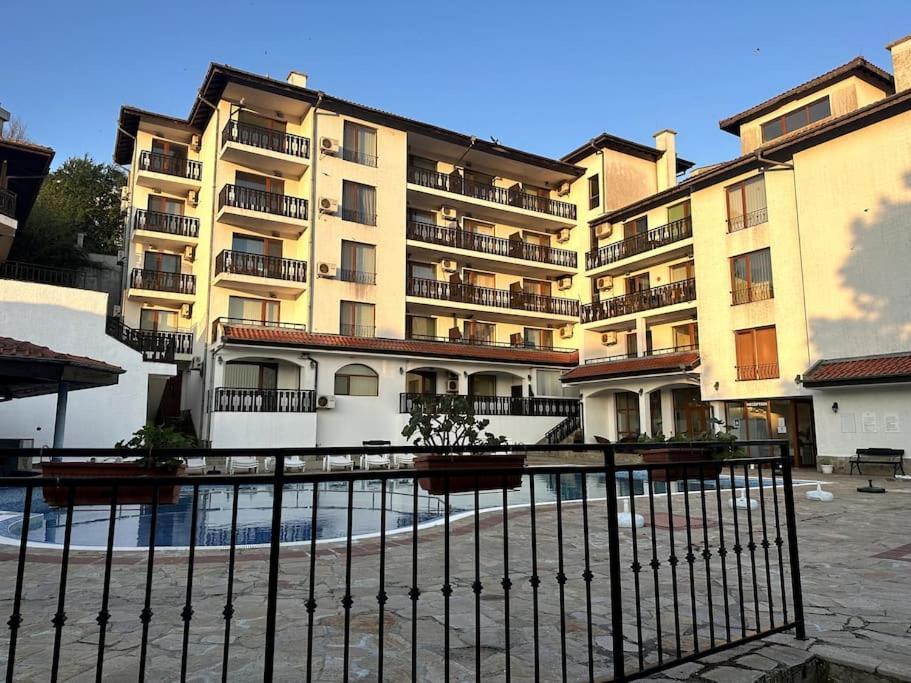 Spacious Fully Furnished Studio In Kavarna Apart Hotel Екстериор снимка